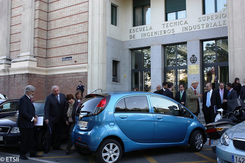 Vehículo Eléctrico en la puerta de la Escuela de Industriales