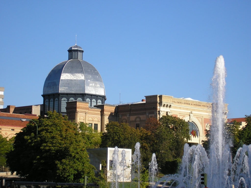 Imagen de la Escuela desde la Castellana