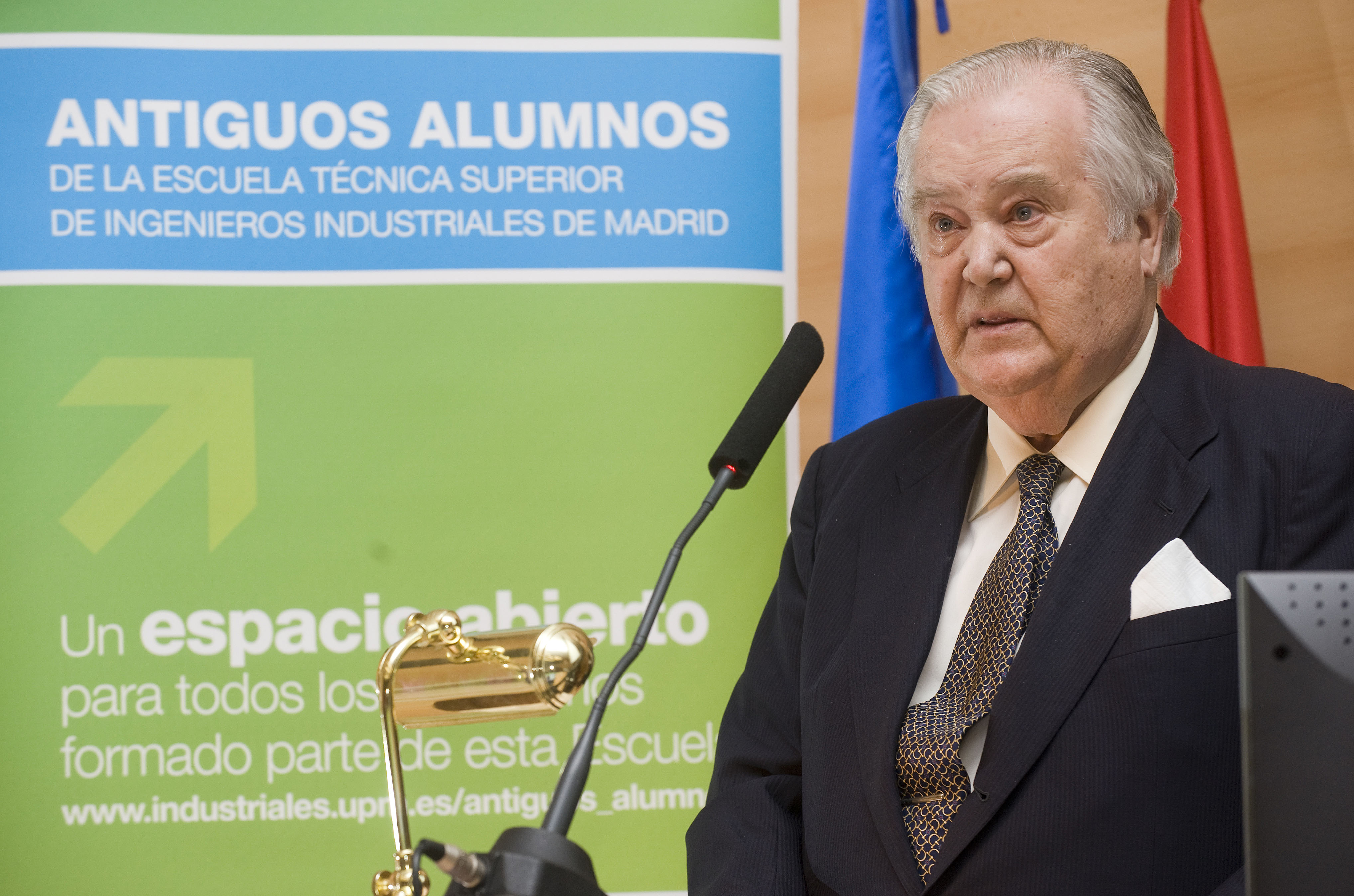 D. Santiago de Ybarra y Churruca. Premio Antiguo Alumno por su contribución a la Sociedad.