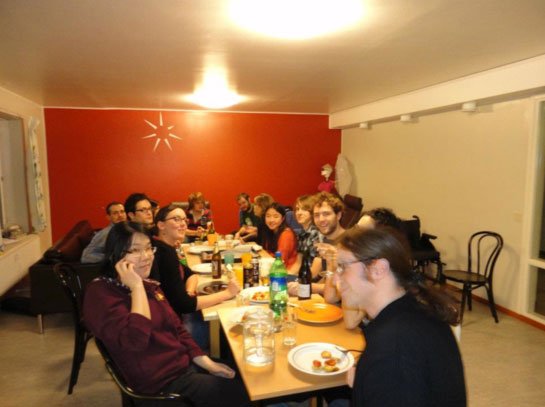 Compañeros de Erasmus durante la cena