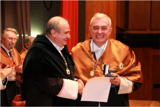 D. Javier Uceda recoge el premio de manos del Rector D. Carlos Conde 