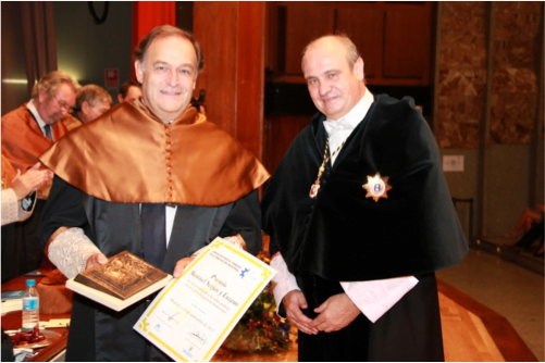 D. Antonio Madrid recoge el premio de manos del Rector D. Carlos Conde 