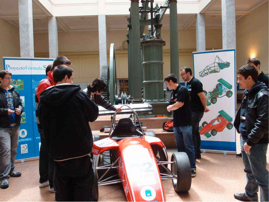 Enseñando el coche en escuela Industriales UPM