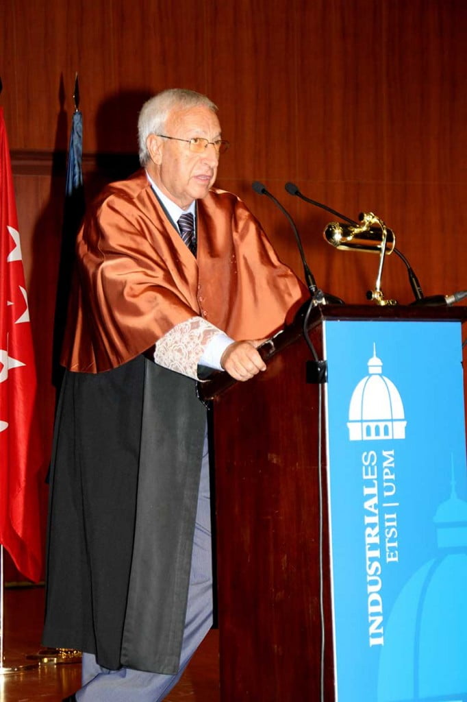 Don Julián pavón durante la Entrega de Diplomas de Escuela Industriales