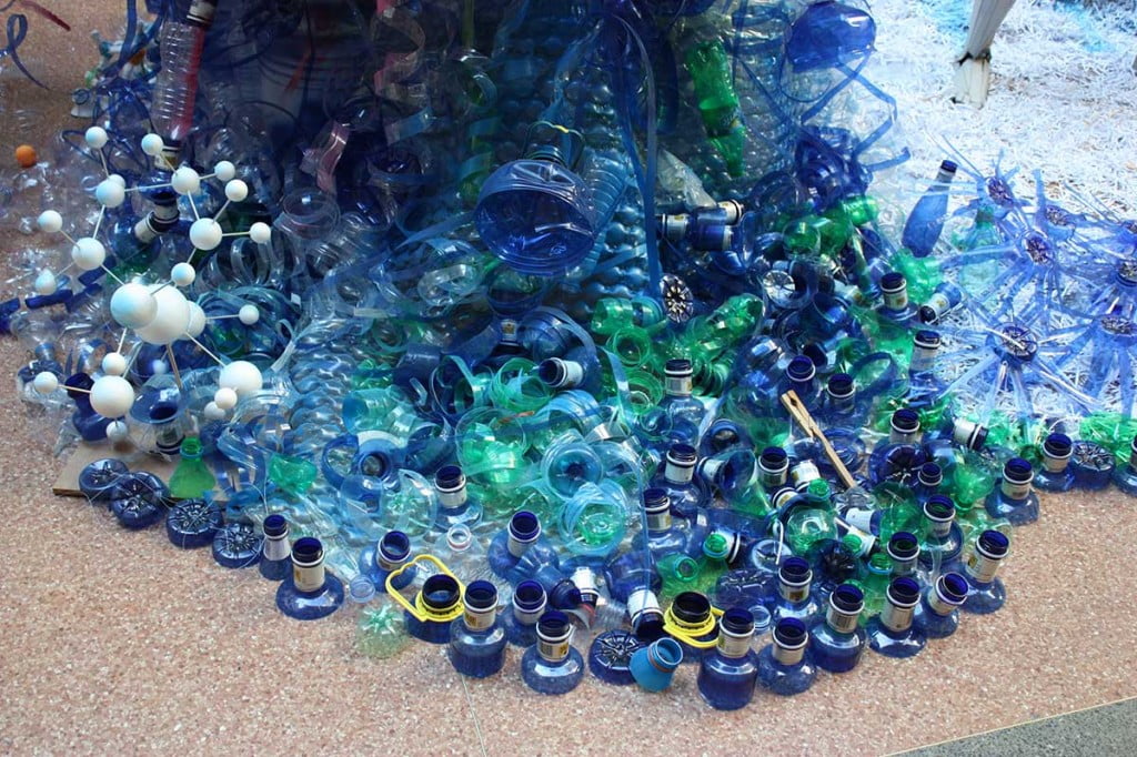 Materiales de la columna "azul" en la escultura de luz reciclada de la semana de la ciencia de industriales