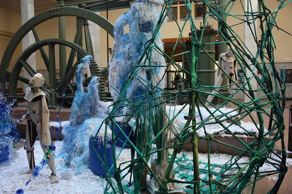 Cestería tradicional en la Columna "verde" en la escultura de luz reciclada de la semana de la ciencia de industriales