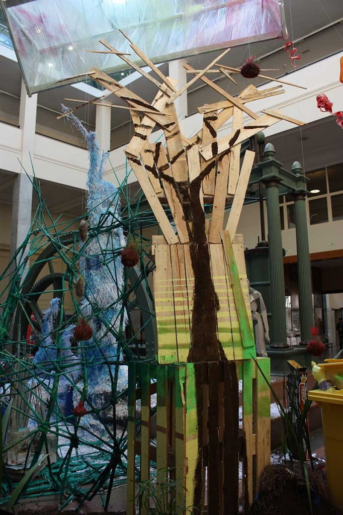 Columna de madera en la escultura de luz reciclada de la semana de la ciencia de industriales