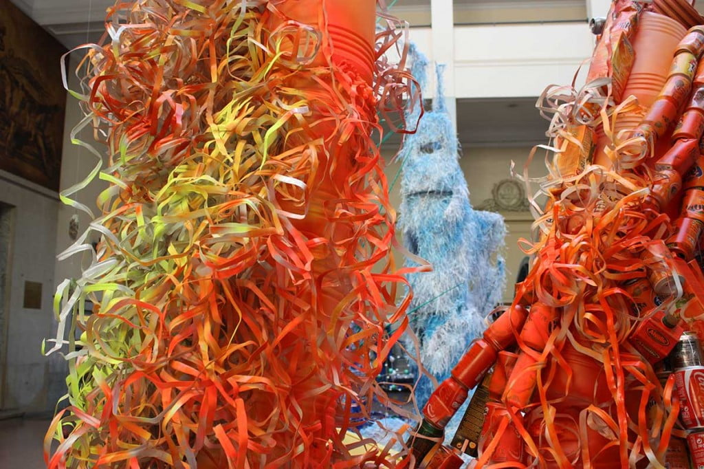 Columna "Rojo-naranja" en la escultura de luz reciclada de la semana de la ciencia de industriales
