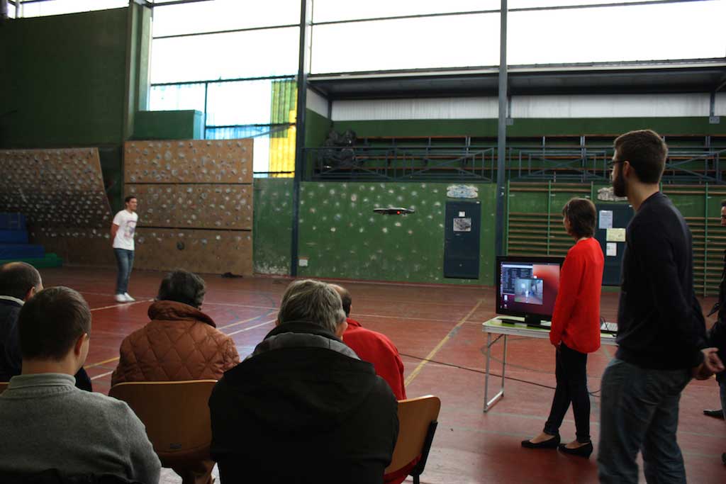 Discapacitados con Drones en la escuela