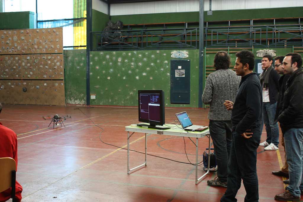 Discapacitados en la escuela aprendiendo sobre drones