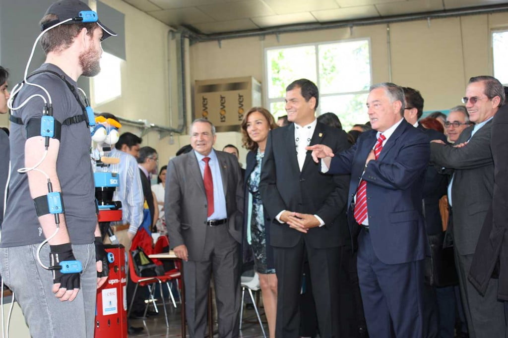 El presidente correa junto a Urbano el robot de ETSII en su visita al CAR