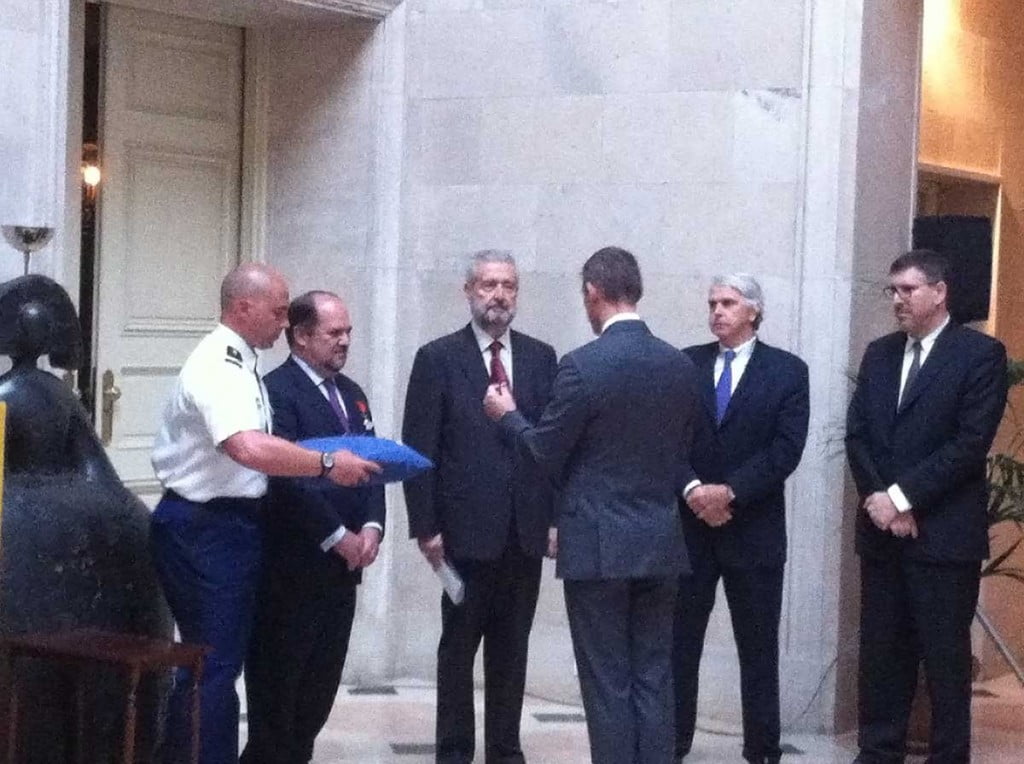 El catedrático Enrique Alarcón recibiendo la Orden de las Palmas Académicas