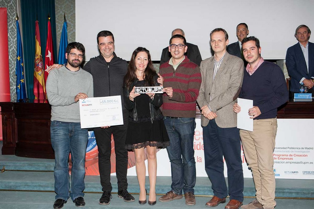 El equipo de Innofluence recibe el premio de la competición ActúaUPM de manos de Clara Jiménez, de Accenture