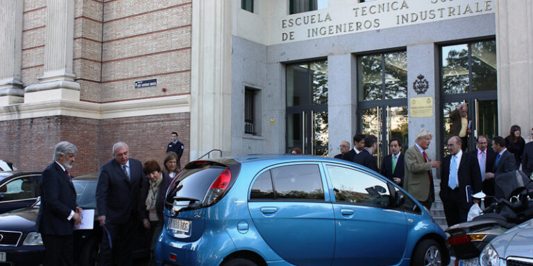 Vehículo Eléctrico en la puerta de la Escuela de Industriales