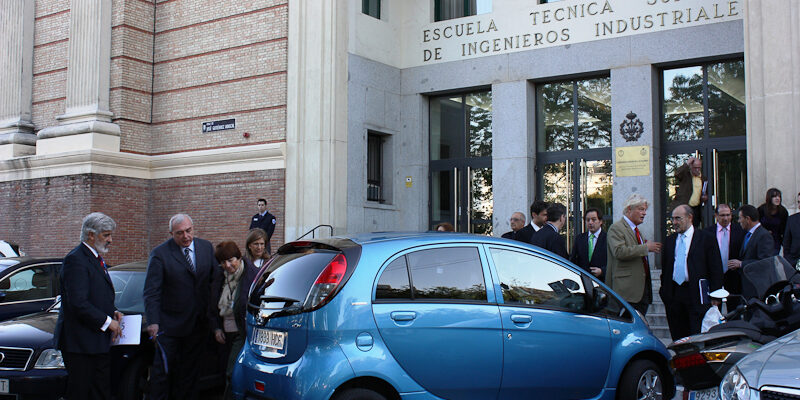 Vehículo Eléctrico en la puerta de la Escuela de Industriales