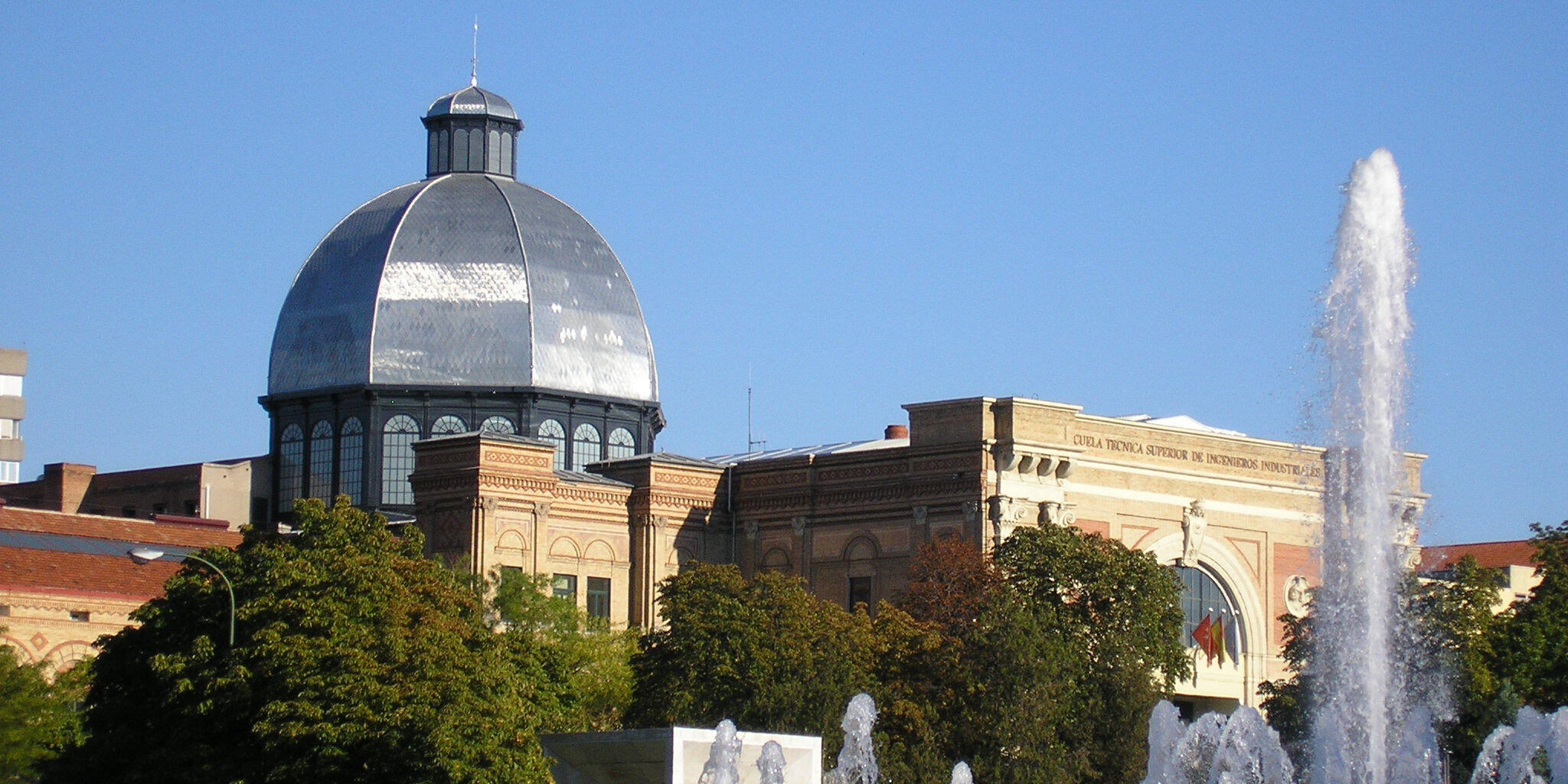 Imagen de la Escuela desde la Castellana