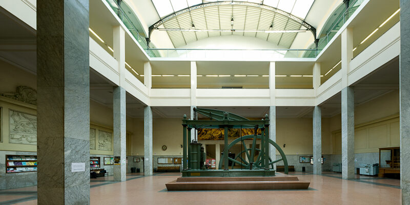 Imágen del hall de entrada de la escuela "la sala de la maquina"