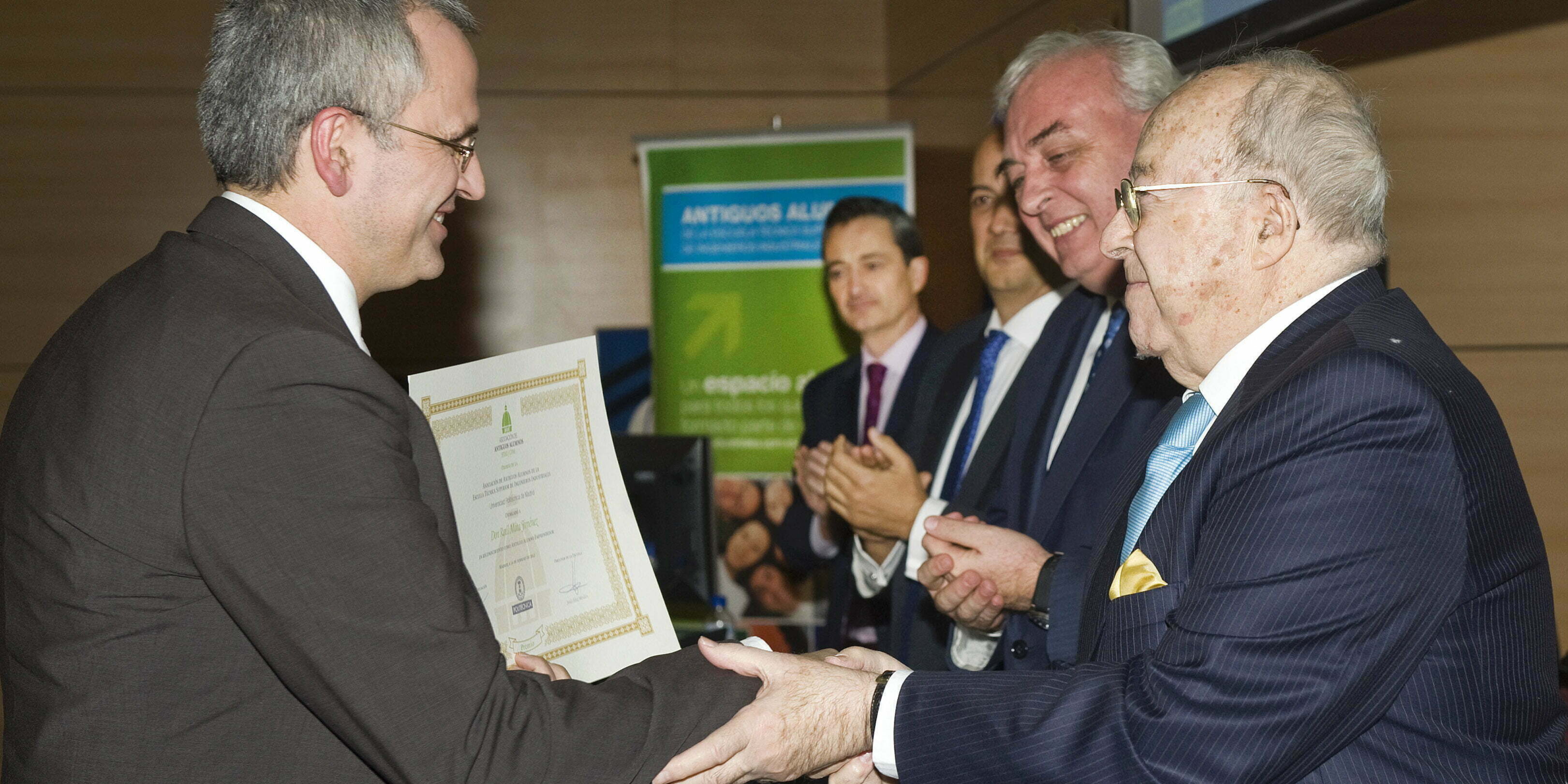 ETSII_AntiguoAlumno_Emprendeor D.Raúl Mata. Premio al Antiguo Alumno Emprendedor.