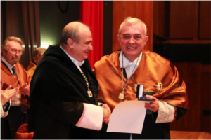 D. Javier Uceda recoge el premio de manos del Rector D. Carlos Conde