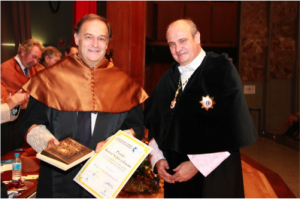 D. Antonio Madrid recoge el premio de manos del Rector D. Carlos Conde