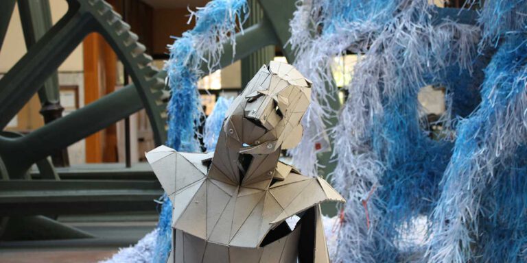 "Hombres de Cartón" en la escultura de luz reciclada de la semana de la ciencia de industriales