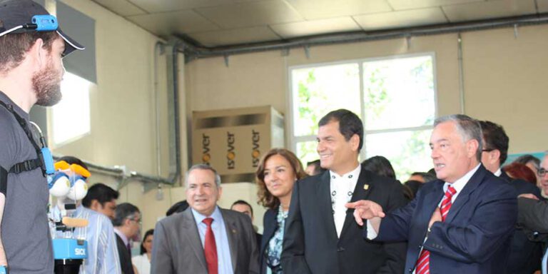 Presidente Correa en su visita al CAR mira al robot de ETSII