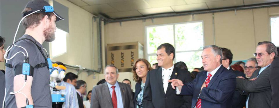 Presidente Correa en su visita al CAR mira al robot de ETSII