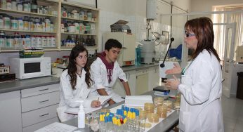Jóvenes de la ESO estudian la biodiversidad microbiana