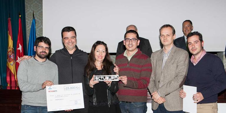 El equipo de Innofluence recibe el premio de la competición ActúaUPM de manos de Clara Jiménez, de Accenture