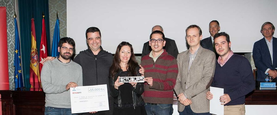 El equipo de Innofluence recibe el premio de la competición ActúaUPM de manos de Clara Jiménez, de Accenture
