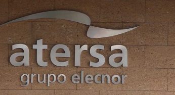 Un grupo de estudiantes de Máster visitan una planta solar fotovoltaica de Elecnor